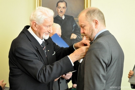 Wiceprezydent Gdyni Marek Stępa zostaje uhonorowany odznaczeniem Za zasługi dla Światowego Związku Żołnierzy Armii Krajowej, fot. Dorota Nelke