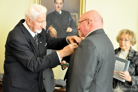 Wiceprezydent Gdyni Bogusław Stasiak zostaje uhonorowany odznaczeniem Za zasługi dla Światowego Związku Żołnierzy Armii Krajowej, fot. Dorota Nelke