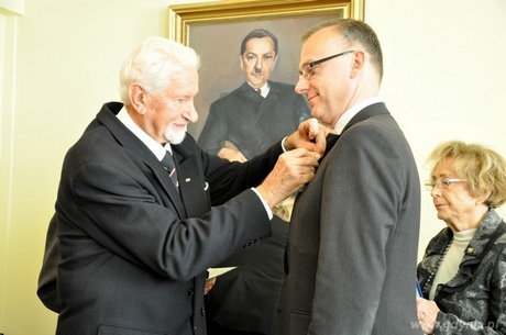 Wiceprezydent Gdyni Michał Guć zostaje uhonorowany odznaczeniem Za zasługi dla Światowego Związku Żołnierzy Armii Krajowej, fot. Dorota Nelke