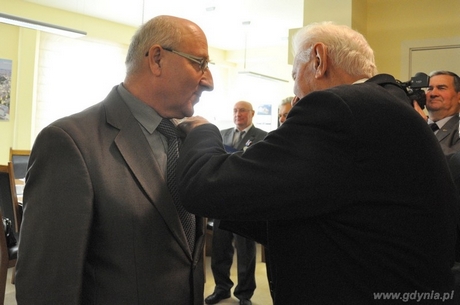 Wiceprzewodniczący Rady Miasta Gdyni Jerzy Miotke zostaje uhonorowany odznaczeniem Za zasługi dla Światowego Związku Żołnierzy Armii Krajowej, fot. Dorota Nelke