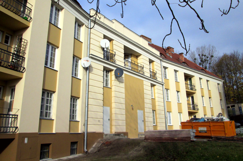 Elewacja budynku mieszkalnego przy ul. Śmidowicza 71b po remoncie elewacji
