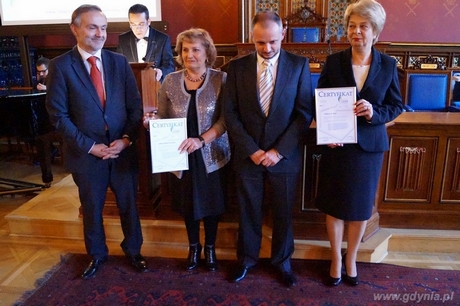 Prezydent Gdyni Wojciech Szczurek i wiceprezydent Gdyni Ewa Łowkiel z certyfikatem Gdynia Samorządowym Liderem Edukacji, fot. Fundacja Rozwoju Edukacji i Szkolnictwa Wyższego