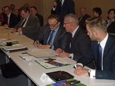 Prezydent Gdyni Wojciech Szczurek podpisuje porozumienie dla Korytarza Bałtyk - Gdynia