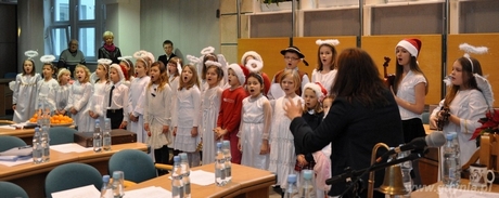 Dzieci ze Szkoły Podstawowej nr 18 zaśpiewały kolędy na sesji Rady Miasta Gdyni, fot. Dorota Nelke