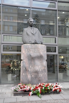 Pomnik Eugeniusza Kwiatkowskiego przy ul. 10 Lutego 16, fot. Michał Kowalski