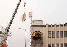 Montaż płaskorzeźby polskich orłów na fasadzie budynku Dworca Morskiego, fot, Barbara Ostrowska