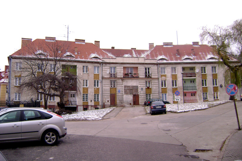 Budynek przy ul. Śmidowicza 71b przed wykonaniem remontu konserwatorskiego elewacji frontowej