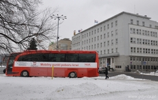 Ambulansowy pobór krwi przed Urzędem Miasta Gdyni, fot. Michał Kowalski