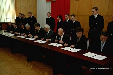 Sygnatariusze podpisują list intencyjny w sprawie lotniska, fot. Marynarka Wojenna RP
