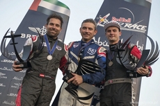 Red Bull Air Race 2014 Abu Dhabi: od lewej Hannes Arch, Paul Bonhomme i Pete McLeod, fot. Predrag Vuckovic/Red Bull Content Pool