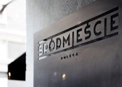 Śr&oacute;dmieście, szyld