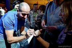 Michał Kozok zwycięzca Kolosa w kategorii Wyczyn Roku rozdaje autografy, fot. Maciej Czarniak