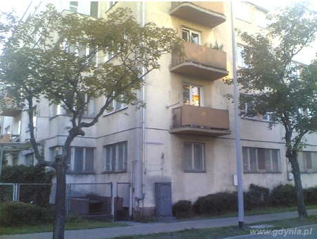 Schron przeciwlotniczy w podpiwniczeniu budynku mieszkalnego z 1935 r. przy ul. Chrzanowskiego 14