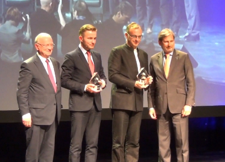 Członek Zarządu Województwa Pomorskiego Ryszard Swilski i Wiceprezydent Gdyni Michał Guć z nagrodą Regiostars 2014