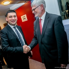 Przewodniczący Rady Miasta Gdyni Stanisław Szwabski i wicepremier Ukrainy odpowiedzialnym za budownictwo regionalne i mieszkalnictwo Wołodymyr Groysman