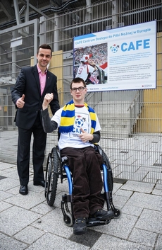 Pełen dostęp, pełen futbol – osoby niepełnosprawne bez przeszkód kibicują w Gdyni, fot. GOSiR
