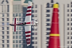 Paul Bonhomme na Mistrzostwach Świata Red Bull Air Race 2014 w Abu Dhabi, fot. Sebastian Marko/RBAR