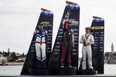 Od lewej: Paul Bonhomme (Wielka Brytania,)Hannes Arch (Austria)i Yoshihide Muroya (Japonia)na podium Red Bull Air Race 2014 w Rovinji, fot. mat. pras. Red Bull Air Race