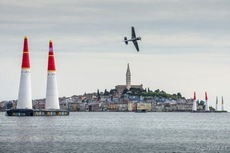 Red Bull Air Race 2014 Rovinj, Hannes Arch w akcji, fot. mat. pras. Red Bull Air Race