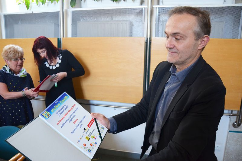 Gdynia - Zimowa Stolica Kaszub 2014, prezydent prezentuje dyplom / fot. Krzysztof Romański