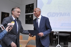 Prezydent Gdyni Wojciech Szczurek wręcza dyplom Andrzejowi Krzyszkowskiemu, fot. Krzysztof Romański