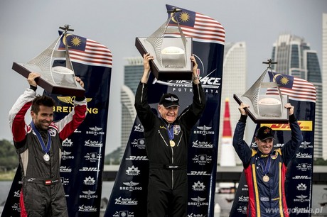 Hannes Arch Nigel Lamb Matt HallRed Bull Air Race Malezja fot.Samo Vidic Red Bull Air Race Newsroom