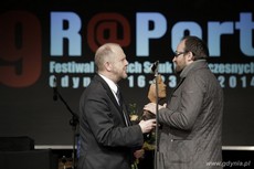 Wiceprezydent Gdyni Marek Stępa wręcza nagrodę główną R@Portu, fot.  Bernie Kramer