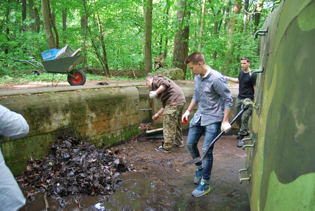 Sprzątanie BAS 2014 fot. Dariusz Dębski