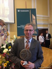 Wiceprezydent Gdyni Michał Guć z nagrodą  Budowa Roku 2013 / fot. materiały prasowe PPNT
