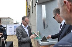Wiceprezydent Miasta Gdyni Michał Guć na uroczystości wmurowania kamienia węgielnego pod Park Konstruktorów, fot. Dorota Nelke