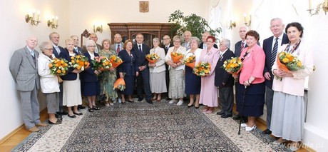 Medale dla małżeństw - jubilatów, fot. Marek Grabarz