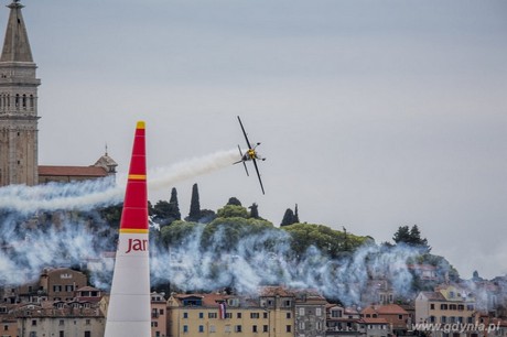 Jeden z pilotów klasy challenger w szykanie, fot. Andreas Langreiter/Red Bull Content Pool