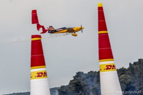 Matt Hall i ścięty pylon, fot. Andreas Langreiter/Red Bull Content Pool