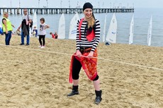 Bursztynowa zabawa na orłowskiej plaży, fot. Tomasz Lenik