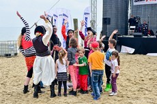 Bursztynowa zabawa na orłowskiej plaży, fot. Tomasz Lenik