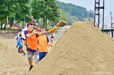 Bursztynowa zabawa na orłowskiej plaży, fot. Tomasz Lenik