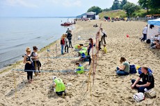 Bursztynowa zabawa na orłowskiej plaży, fot. Tomasz Lenik