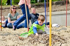 Bursztynowa zabawa na orłowskiej plaży, fot. Tomasz Lenik
