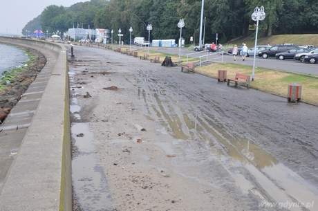 Błoto zalegajace na bulwarze po nocnym oberwaniu chmury 27/28 lipca, fot. Michał Kowalski