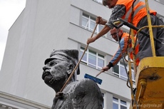 Pomnik Antoniego Abrahama podczas czyszczenia w ramach akcji Ice Bucket Challenge, fot. Dorota Nelke