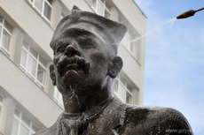 Pomnik Antoniego Abrahama podczas czyszczenia w ramach akcji Ice Bucket Challenge, fot. Dorota Nelke