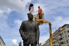 Pomnik Antoniego Abrahama podczas czyszczenia w ramach akcji Ice Bucket Challenge, fot. Dorota Nelke