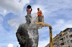 Pomnik Antoniego Abrahama podczas czyszczenia w ramach akcji Ice Bucket Challenge, fot. Dorota Nelke