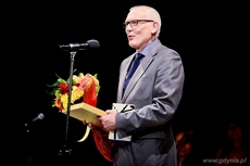 Złoty Laur Akademii Mistrzów Mowy Polskiej z rąk ambasadorki Programu - Barbary Wachowicz odebrał prof. Kazimierz Nowosielski, fot. Tomasz Lenik