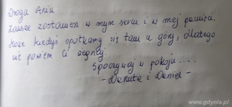 Wpisy złożone w księdze kondolenycjnej wyłożonej w Gdynia Infobox, fot. Michał Kowalski