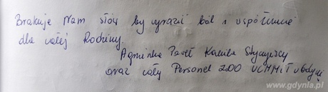 Wpisy złożone w księdze kondolenycjnej wyłożonej w Gdynia Infobox, fot. Michał Kowalski