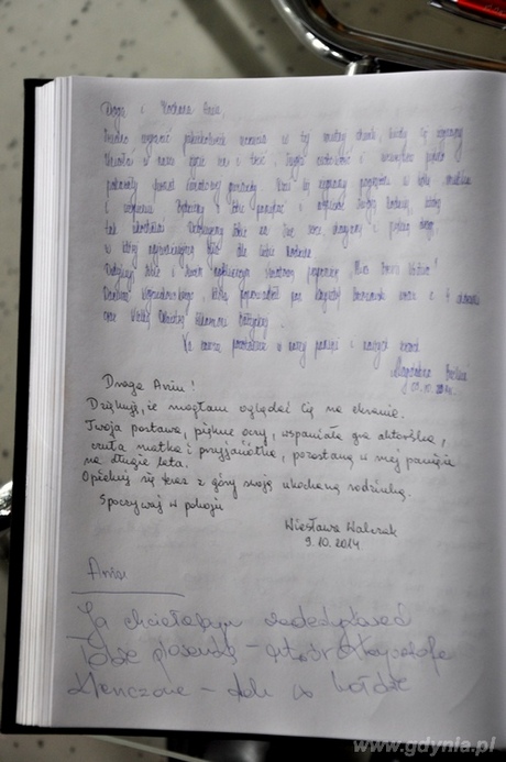 Wpisy złożone w księdze kondolenycjnej wyłożonej w Gdynia Infobox, fot. Michał Kowalski