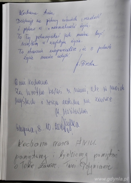Wpisy złożone w księdze kondolenycjnej wyłożonej w Gdynia Infobox, fot. Michał Kowalski