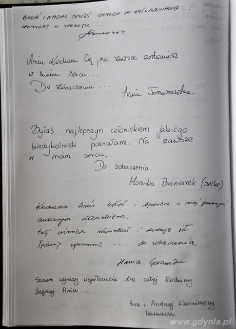 Wpisy złożone w księdze kondolenycjnej wyłożonej w Gdynia Infobox, fot. Michał Kowalski