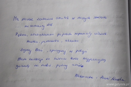 Wpisy złożone w księdze kondolenycjnej wyłożonej w Gdynia Infobox, fot. Michał Kowalski